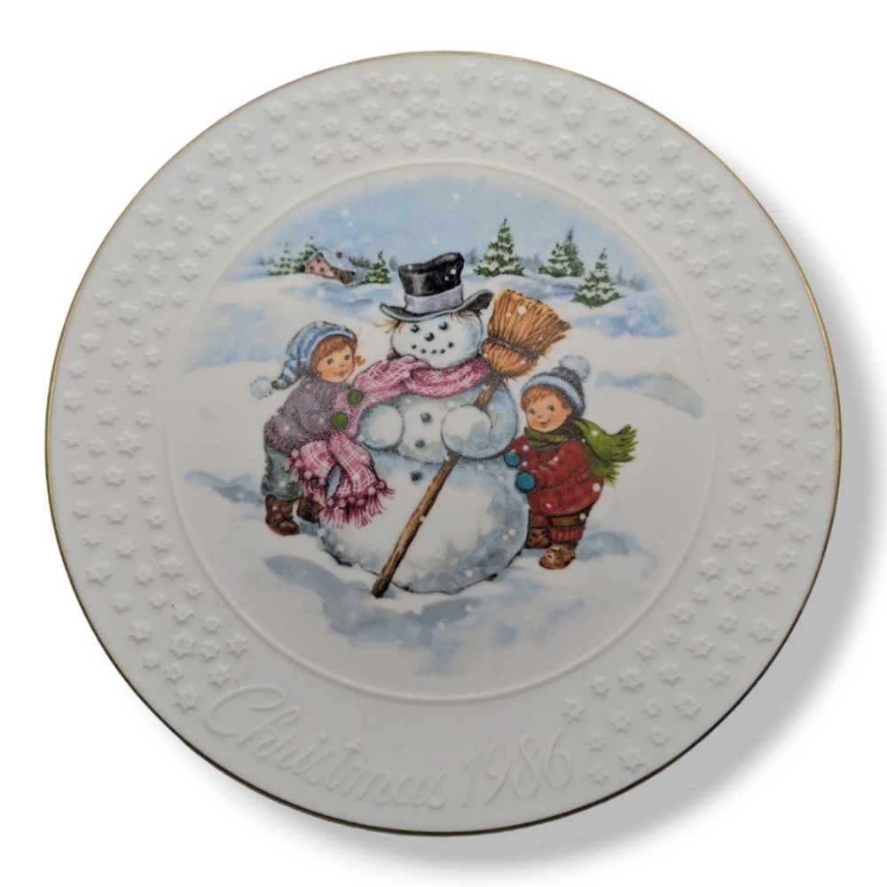Vintage Avon Porcelain "A Child's Christmas" 22k Gold Trim 1986 Christmas Plate